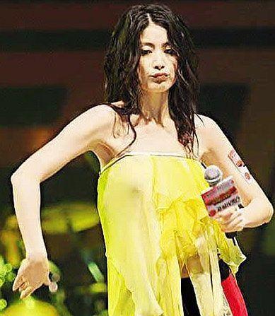 女明星戴的胸罩,女明星们的胸罩时尚解析