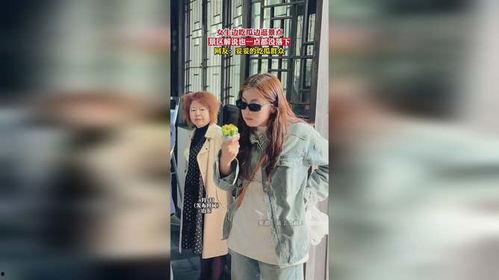 景区吃瓜女孩,夏日里的清凉一“瓜”